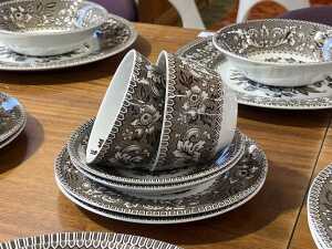 Wood & Sons 'Westminster' porcelain dinner setting for eight - 4