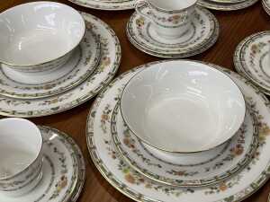 Royal Doulton 'Mosaic Garden' porcelain dinner setting for six - 4