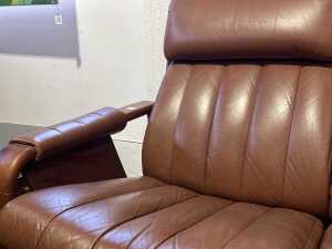Pair of Mitre mid-century two seat sofas - 6