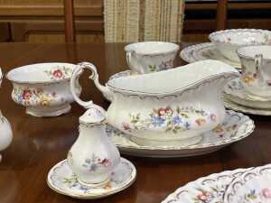 Royal Albert 'Jubilee Rose' porcelain dinner setting for six - 2