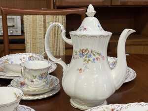 Royal Albert 'Jubilee Rose' porcelain dinner setting for six - 3