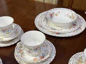 Royal Albert 'Jubilee Rose' porcelain dinner setting for six - 4