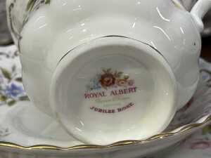 Royal Albert 'Jubilee Rose' porcelain dinner setting for six - 5