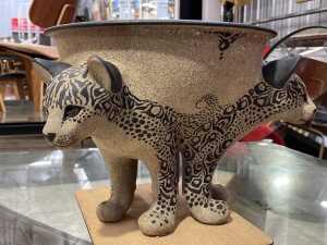 Pottery planter with three figural jaguar supports - 2