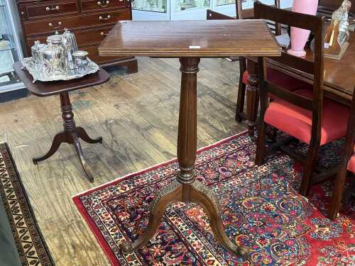 Antique style mahogany pedestal