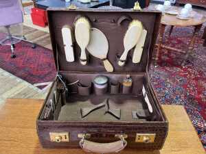 Antique ladies alligator pattern fitted vanity travel case - 2