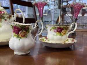Royal Albert 'Old Country Roses' porcelain tea setting for two - 2