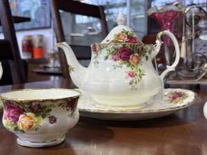 Royal Albert 'Old Country Roses' porcelain tea setting for two - 3