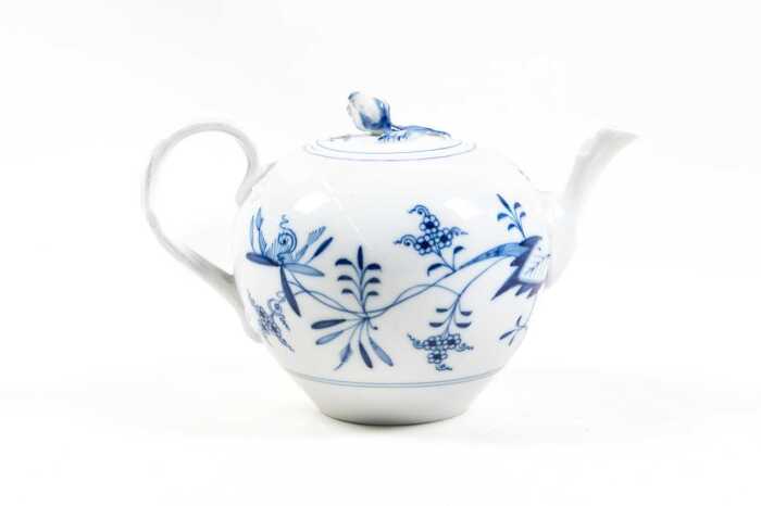 Antique Meissen 'blue onion' blue and white porcelain teapot