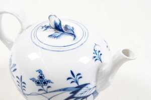 Antique Meissen 'blue onion' blue and white porcelain teapot - 3