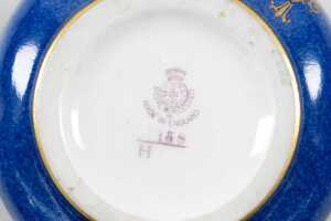 Royal Worcester porcelain vase with hand painted fruit to cartouche - 4