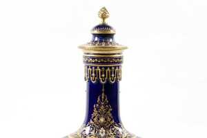 Antique S&egrave;vres style gilt metal mounted porcelain urn - 3