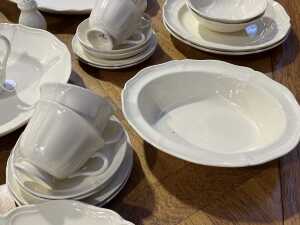 Wedgwood 'Queen's Plain' Queen's Ware ceramic dinner setting for eight - 2