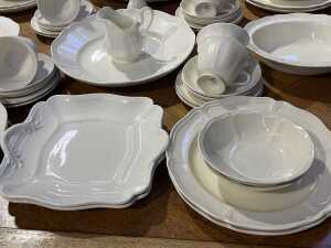 Wedgwood 'Queen's Plain' Queen's Ware ceramic dinner setting for eight - 3