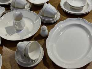 Wedgwood 'Queen's Plain' Queen's Ware ceramic dinner setting for eight - 4