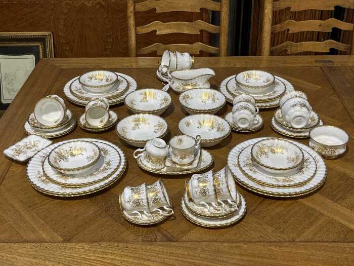 Royal Albert 'Antoinette' porcelain dinner setting for eight