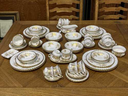 Royal Albert 'Antoinette' porcelain dinner setting for eight
