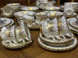 Royal Albert 'Antoinette' porcelain dinner setting for eight - 2