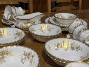 Royal Albert 'Antoinette' porcelain dinner setting for eight - 3