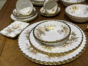 Royal Albert 'Antoinette' porcelain dinner setting for eight - 4