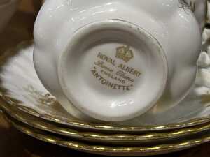 Royal Albert 'Antoinette' porcelain dinner setting for eight - 5