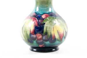 Moorcroft 'Leaves and Berry' pottery vase - 2