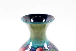 Moorcroft 'Leaves and Berry' pottery vase - 3