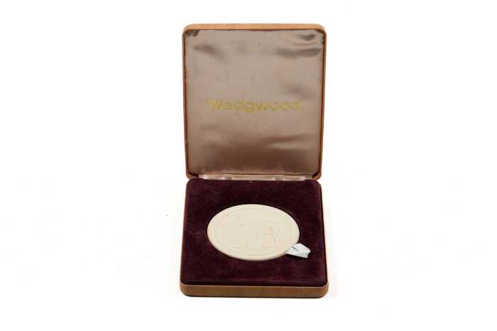 Wedgwood 1975 limited edition white clay reproduction of the 1789 Sydney Cove Medallion