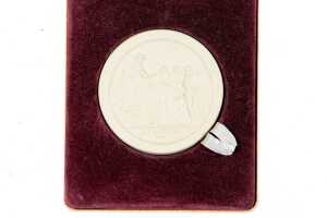 Wedgwood 1975 limited edition white clay reproduction of the 1789 Sydney Cove Medallion - 2