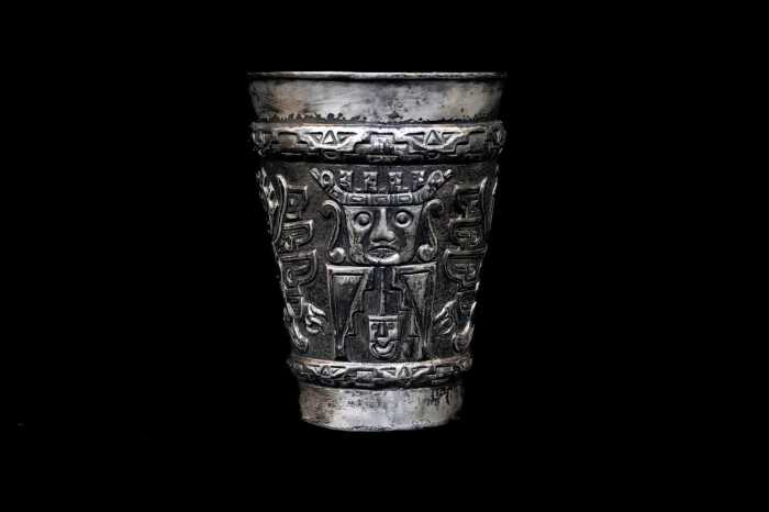 Peruvian 925 silver vase with Incan decoration, 388g