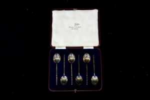 Set of six Walker & Hall Art Deco sterling silver coffee spoons, weight 34g