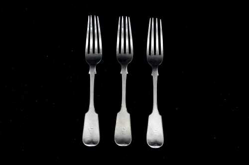 Three Victorian English sterling silver forks, weight 135g