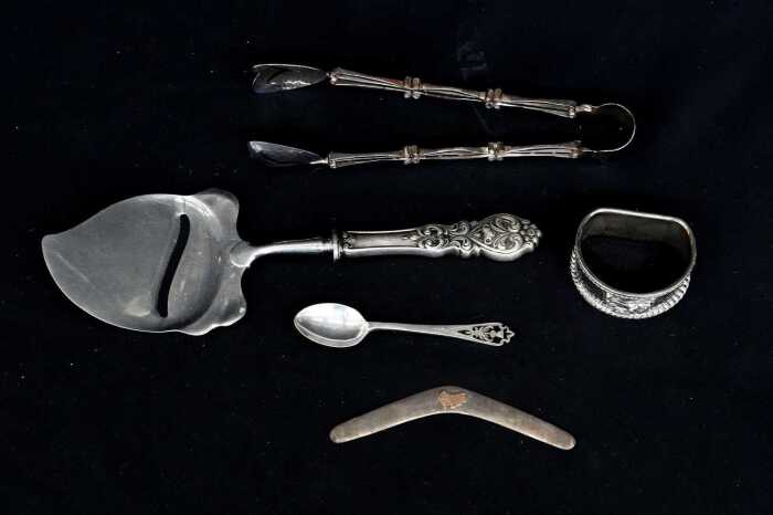 Four sterling silver pieces, weight 107g, plus a Norwegian 830 silver mounted server