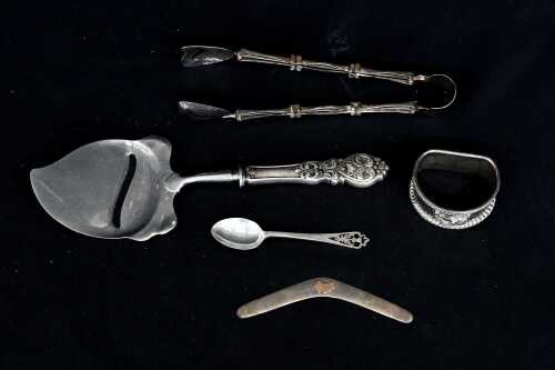 Four sterling silver pieces, weight 107g, plus a Norwegian 830 silver mounted server