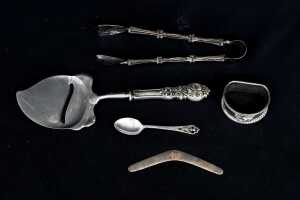 Four sterling silver pieces, weight 107g, plus a Norwegian 830 silver mounted server