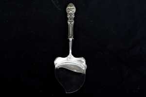Four sterling silver pieces, weight 107g, plus a Norwegian 830 silver mounted server - 2