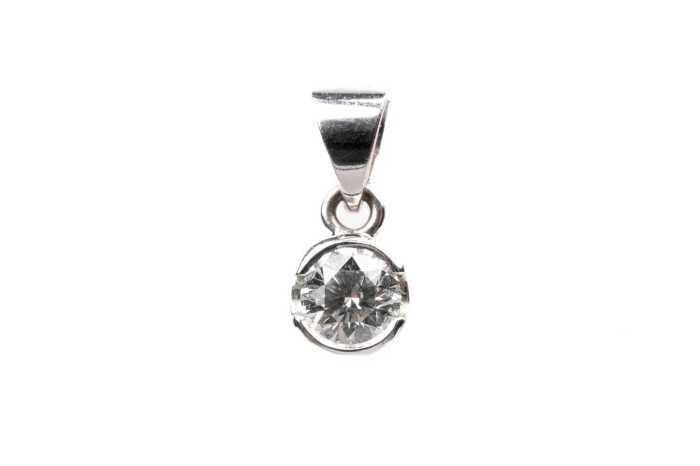 A diamond pendant in 18 carat white gold