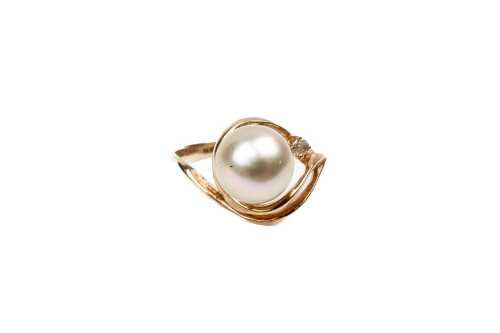 A vintage pearl and diamond ring in 14 carat yellow gold
