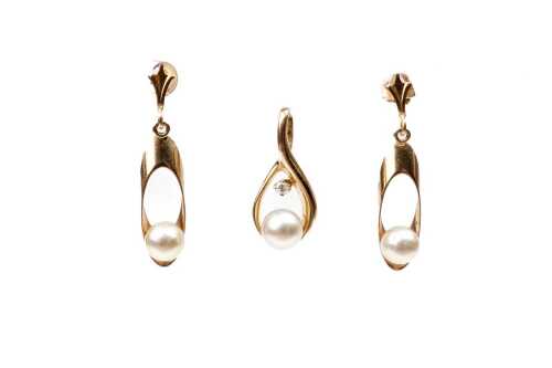 A vintage pearl earring and pendant set in 14 carat yellow gold