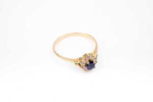 A sapphire and diamond ring in 18 carat yellow gold - 2