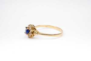 A sapphire and diamond ring in 18 carat yellow gold - 3