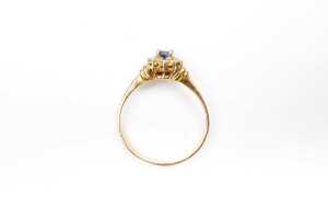 A sapphire and diamond ring in 18 carat yellow gold - 4