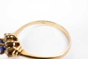 A sapphire and diamond ring in 18 carat yellow gold - 5