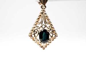 A pair of filigree sapphire drop earrings in 9 carat yellow gold - 2