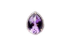 An amethyst and diamond ring in 9 carat yellow gold