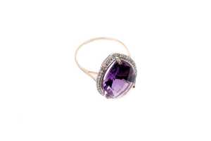 An amethyst and diamond ring in 9 carat yellow gold - 2
