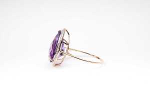 An amethyst and diamond ring in 9 carat yellow gold - 3