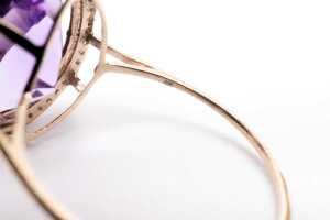 An amethyst and diamond ring in 9 carat yellow gold - 5