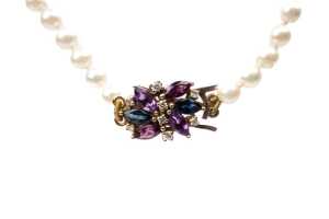 A strand of pearls with an amethyst, sapphire, garnet and diamond clasp in 9 carat yellow gold - 2