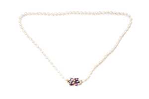A strand of pearls with an amethyst, sapphire, garnet and diamond clasp in 9 carat yellow gold - 3